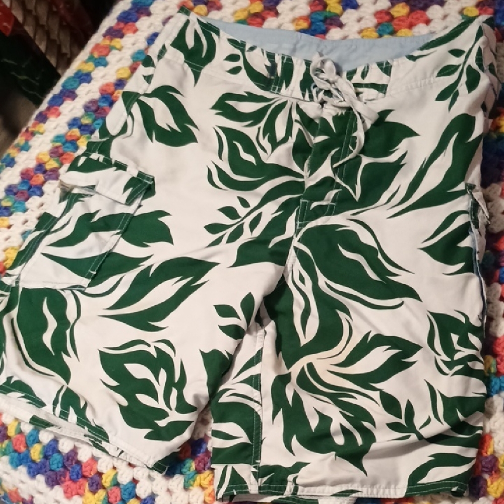 Men's Leaf Print Cargo Shorts - Green and White